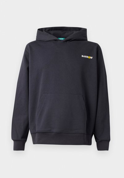 Sudadera con capucha negra, con un bolsillo frontal, puños acanalados y logo "BARROW" en blanco y amarillo en el pecho. Textura de tela suave.