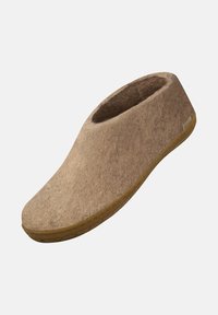 Bruna filttofflor med rund form, öppen häl och texturerad yta, med gummisula för grepp och hållbarhet.