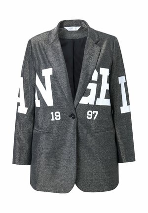Blazer noir métallisé avec de grands textes et chiffres blancs. Fermeture à un bouton, deux poches avant et design de revers structuré.