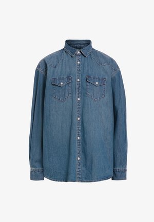 Blå denimskjorte med knap-lukning foran, spids krave, to brystlommer med klapper, og lange ærmer med knapmanchetter.