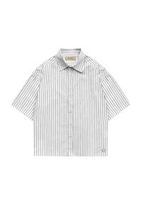Chemise blanche à manches courtes avec boutons, rayures verticales noires et col pointu, étalée à plat sur fond blanc.