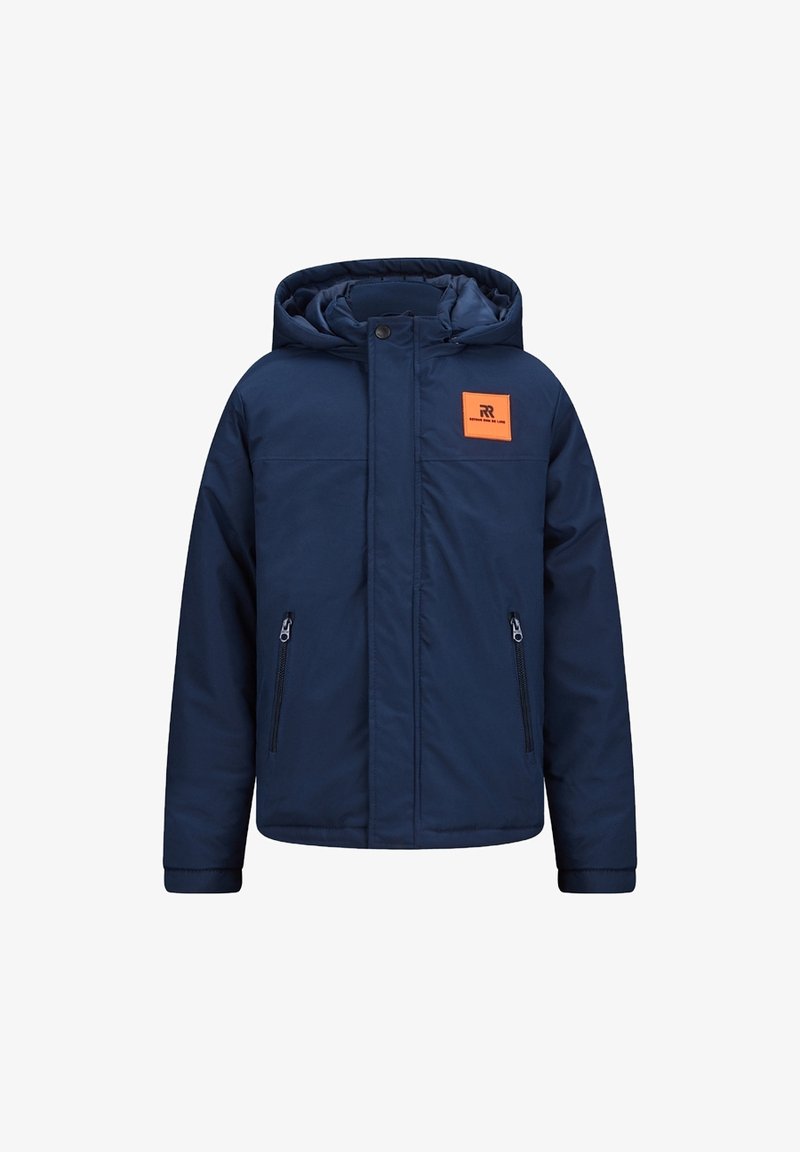 Veste matelassée bleu marine avec capuche, fermeture éclair à l'avant et deux poches latérales. Présente un patch logo rectangulaire orange sur la poitrine.