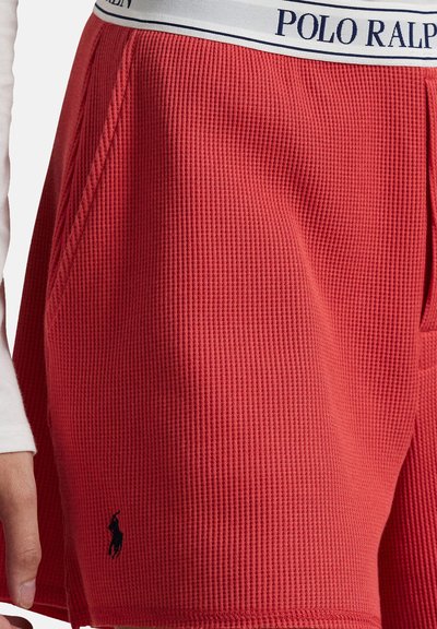 Röda shorts med våffeltextur och elastisk midjeband med en blå "POLO RALPH LAUREN"-logotyp. Inkluderar sidofickor och broderad logodetalj.