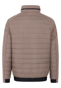 Beige Daunenjacke mit gestepptem Design, hohem Kragen und gerippten Bündchen. Sie hat eine einheitliche Textur und einen kontrastierenden dunklen Bund.