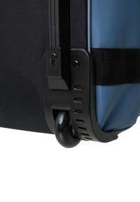 Sininen ja musta matkalaukku, jossa on kestävä muovipohja, musta pyörä ja vahvistettu metalliosat vakauden lisäämiseksi. Näkyvissä on tekstuuroitua kangasta.