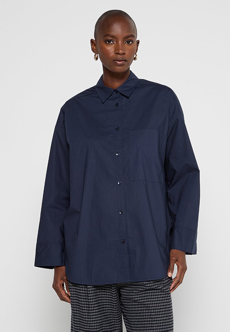 By Malene Birger Overhemdblouse donkerblauw By Malene Birger Overhemdblouse donkerblauw