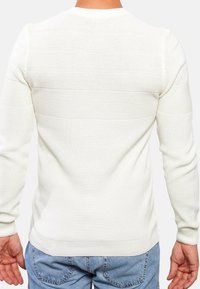 Weißer Strickpullover mit strukturierten horizontalen Streifen auf dem Rücken, langärmlig und mit Rundhalsausschnitt. Lässiges Design mit geripptem Saum.