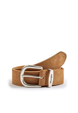 Brauner Wildleder-Ledergürtel mit silberner Metallschnalle und einer Wrangler-gebrandeten Metallschlaufe, auf weißem Hintergrund aufgerollt.