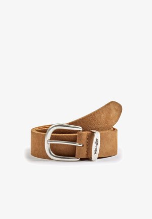 Brauner Wildleder-Ledergürtel mit silberner Metallschnalle und einer Wrangler-gebrandeten Metallschlaufe, auf weißem Hintergrund aufgerollt.