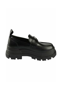 Mocassino in pelle nera slip-on con suola spessa e testurizzata e cuciture a contrasto. Presenta una fascia anteriore con dettaglio a taglio.