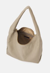 Beige läder hobo-väska med rundad form, enkel handtag, blixtlåsstängning upptill och en slät yta. Inuti finns en blixtlåsficka.