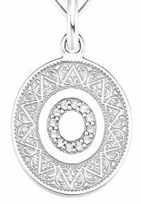 Pendente rotondo in argento con intricate incisioni e un cerchio centrale incastonato di piccole pietre trasparenti, finitura liscia con bordi decorativi.