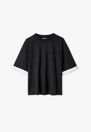 Schwarzes T-Shirt mit einer gesprenkelten Textur, Rundhalsausschnitt und kurzen Ärmeln, die weiße Akzente an den Bündchen aufweisen. Lässiger Schnitt und Material.
