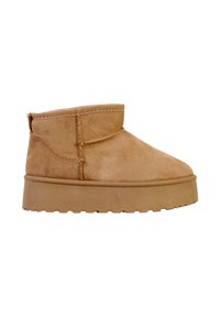 Bota de tobillo de ante color canela con punta redondeada, detalles mínimos de costura, textura suave y una suela gruesa de goma texturizada para tracción.