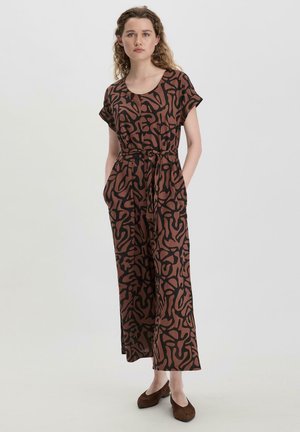 Brauner Jumpsuit mit schwarzem abstraktem Muster, kurzen Ärmeln, tailliertem Bund, weitem Bein und seitlichen Taschen. Weicher Stoff und lockere Passform.