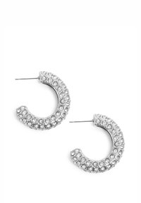 Sølv øreringe med flere runde rhinsten, der har en buet form og lukning med stift bagpå.