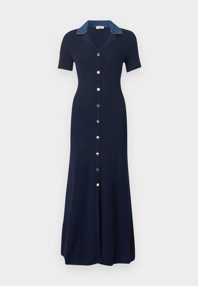 Μίντι φόρεμα σε ναυτικό μπλε με ριμπ ύφασμα, κοντά μανίκια, ασημί κουμπιά μπροστά και αντίθετο γιακά από ανοιχτό μπλε τζιν.