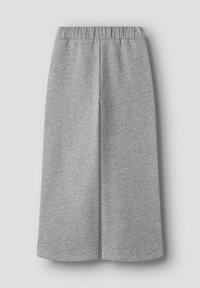 Grijze wijde sweatpants met een elastische tailleband, gemaakt van zachte, dikke stof, plat weergegeven op een lichtgrijze achtergrond.