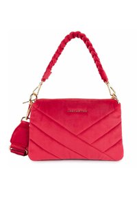 Borsa a tracolla in velluto trapuntato rosso con manico intrecciato, accessori in metallo dorato e chiusura con zip. Include una tracolla per un trasporto versatile.