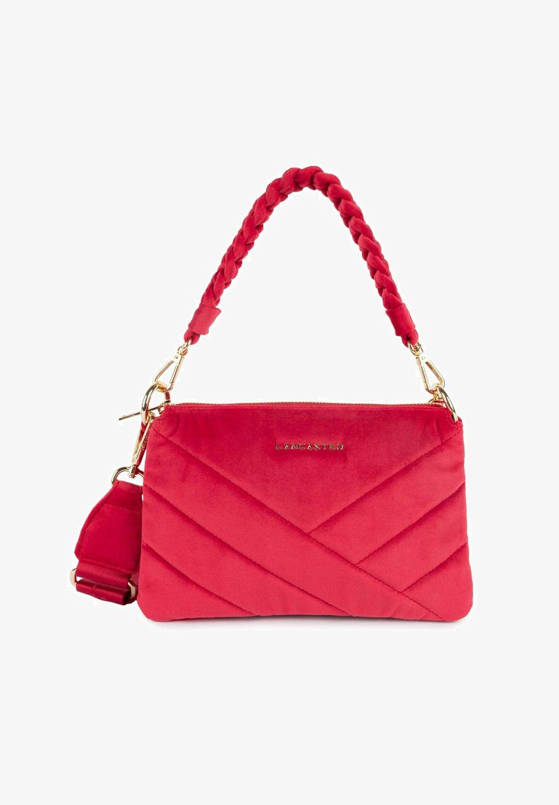 Borsa a tracolla in velluto trapuntato rosso con manico intrecciato, accessori in metallo dorato e chiusura con zip. Include una tracolla per un trasporto versatile.