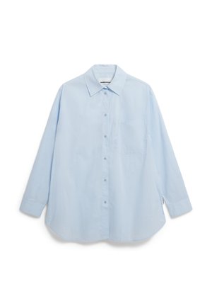 Helles blaues, knöpfbares Hemd aus Baumwolle mit einem Kragen, langen Ärmeln und einer linken Brusttasche. Glatte Textur.