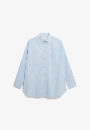 Helles blaues, knöpfbares Hemd aus Baumwolle mit einem Kragen, langen Ärmeln und einer linken Brusttasche. Glatte Textur.