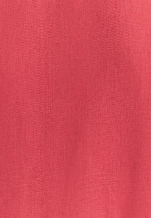 Tela roja con textura suave y tejido uniforme. Sin patrones ni detalles notables visibles. Color plano y sólido en toda la superficie.