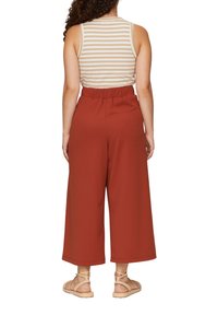 QS WIDE  - Broek - rostrot