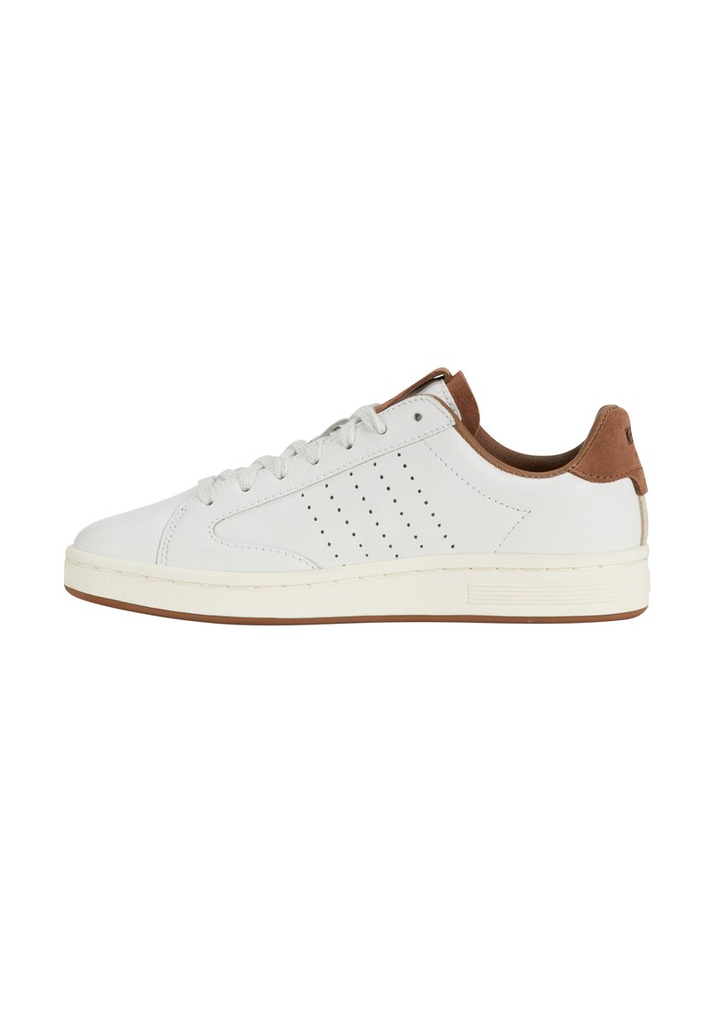 Zapatillas blancas de cuero con detalles en ante color tostado, cordones planos, laterales perforados para ventilación y suela de goma beige.