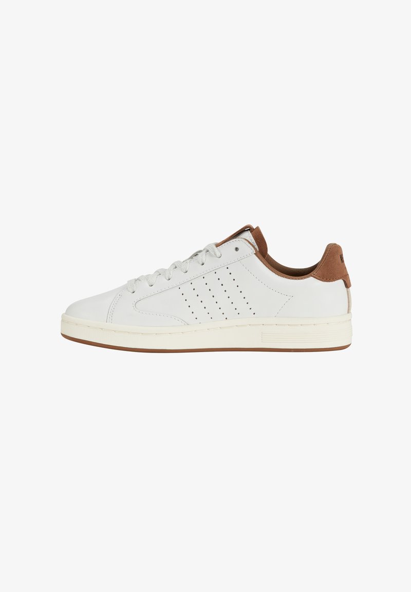 Zapatillas blancas de cuero con detalles en ante color tostado, cordones planos, laterales perforados para ventilación y suela de goma beige.