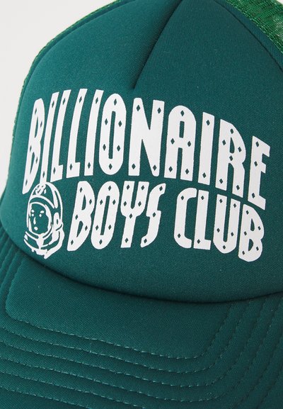 Casquette verte avec un design en tissu texturé. Présente un texte blanc en gras "BILLIONAIRE BOYS CLUB" et un petit graphique d'astronaute.