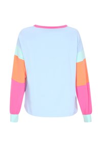 Langärmliges, leichtes Oberteil mit einem blauen Körper und bunten Streifenärmeln in Pink, Orange und Mintgrün; gerippter pinker Kragen.