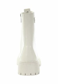 Białe, lakierowane botki za kostkę z grubą, żłobioną gumową podeszwą, z tylną pętlą do zakładania i gładkim, bezszwowym designem.