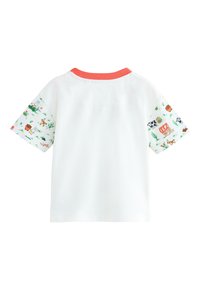 Balti marškinėliai su koralų spalvos apykakle ir trumpomis rankovėmis su gyvūnų ir kaktusų iliustracijomis ant šviesaus fono.