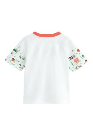 Bílé tričko s korálovým límečkem a vzorovanými krátkými rukávy s ilustracemi zvířat a kaktusů na světlém pozadí.
