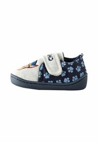 Kinderhausschuhe mit grauem Obermaterial, das ein Hundef design zeigt, navyblauem Boden mit hellblauen Pfotenabdrücken und einem Klettverschluss. Gummisohle.