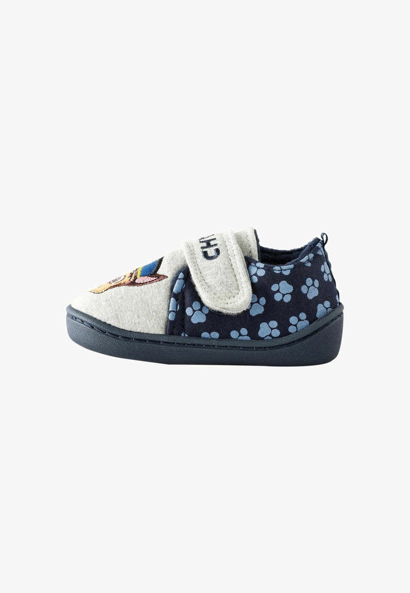 Kinderhausschuhe mit grauem Obermaterial, das ein Hundef design zeigt, navyblauem Boden mit hellblauen Pfotenabdrücken und einem Klettverschluss. Gummisohle.