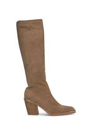 Stivale in suede marrone al ginocchio con punta quadrata, tacco nuovo a blocco con motivo in legno e dettaglio metallico sulla punta. Linee pulite e texture liscia.