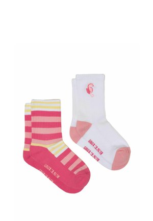 Dwie pary dziecięcych skarpetek, jedna w różowe, żółte i białe paski, druga biała z różowymi piętkami i wzorem konika morskiego.