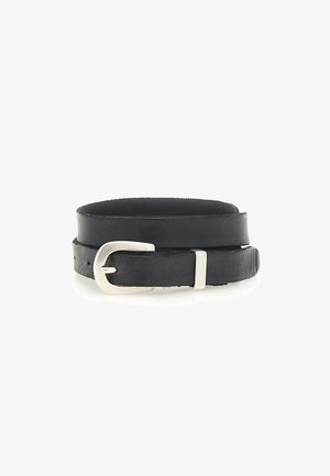 Cintura in pelle nera con una fibbia in metallo argentato lucido. Progettata con due cinghie sovrapposte e uno stile minimalista. Texture liscia, vestibilità regolabile.