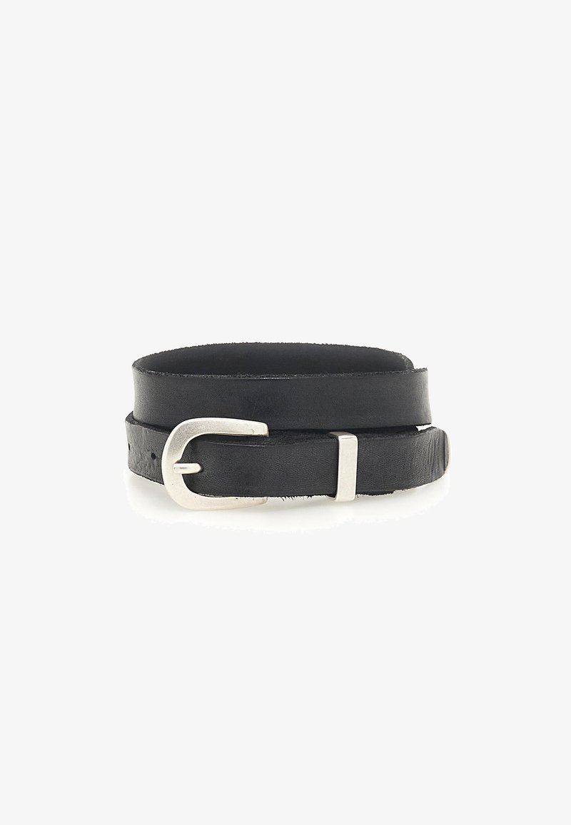 Cintura in pelle nera con una fibbia in metallo argentato lucido. Progettata con due cinghie sovrapposte e uno stile minimalista. Texture liscia, vestibilità regolabile.