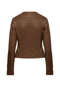 Giacca di pelle marrone con maniche lunghe, vestibilità su misura, design minimalista e dettagli delle cuciture sul retro. Texture liscia con scollatura arrotondata.