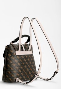 Bolso negro con patrón de monograma en tono marrón, con dos asas y correas ajustables en rosa claro con borde negro. Textura suave y diseño estructurado.