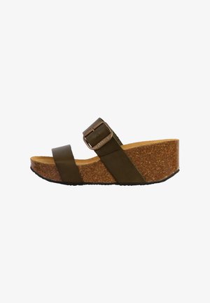 Sandale en liège marron à talon compensé avec deux larges brides, boucle réglable et semelle en caoutchouc texturé. Les matériaux comprennent un dessus synthétique et une base en liège.