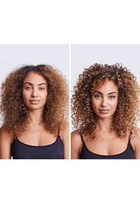 Twee naast elkaar geplaatste afbeeldingen van een persoon met vol, golvend haar; de linker toont een voller kapsel, de rechter heeft meer gedefinieerde krullen.