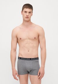 Graue Boxershorts mit einem schwarzen Bund, auf dem der Text "PIER ONE" steht. Glatte Textur und passgenaues Design, geeignet für den täglichen Gebrauch.