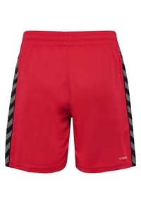 Rode sportieve shorts met een elastische tailleband, voorzien van zwarte zijpanelen met een geometrisch patroon. Gemaakt van lichtgewicht stof.