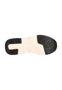 Sportskosula med en svart gummihäl och en texturerad vit mellansula. Designen innehåller spår och mönster för grepp.