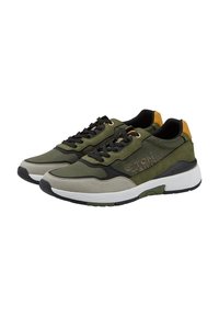 Scarpe da ginnastica verdi con accenti neri, caratterizzate da una tomaia texturizzata, design con lacci, colletto imbottito e suola bianca ammortizzata.