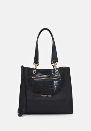 Bolso Valentino negro con bolsillo frontal texturizado, cremallera y logo dorados, asas dobles y correa de hombro desmontable sobre fondo blanco.